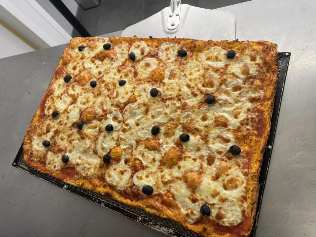 Pizza artisanale L’As De Pizz de forme rectangulaire